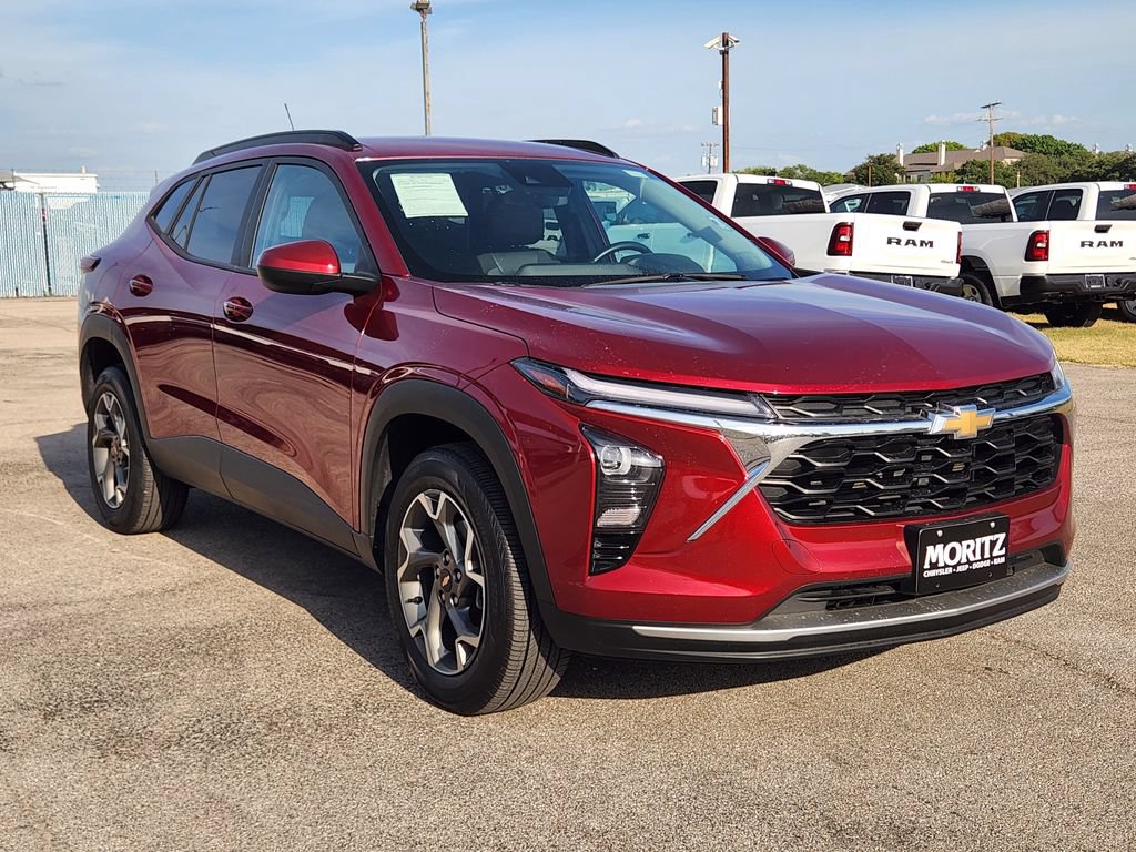 Certified 2025 Chevrolet Trax LT w/ LT Convenience Package FWD image 3