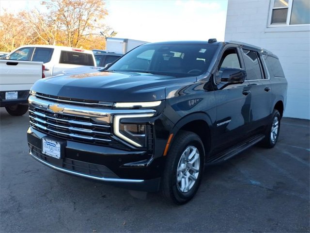 Used 2025 Chevrolet Suburban LT w/ Sun And Tow Package image 3