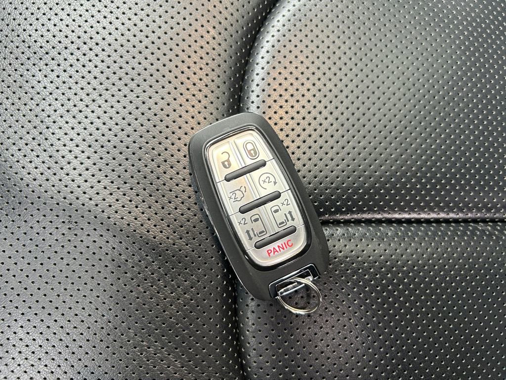 Used 2024 Chrysler Pacifica Limited image 33