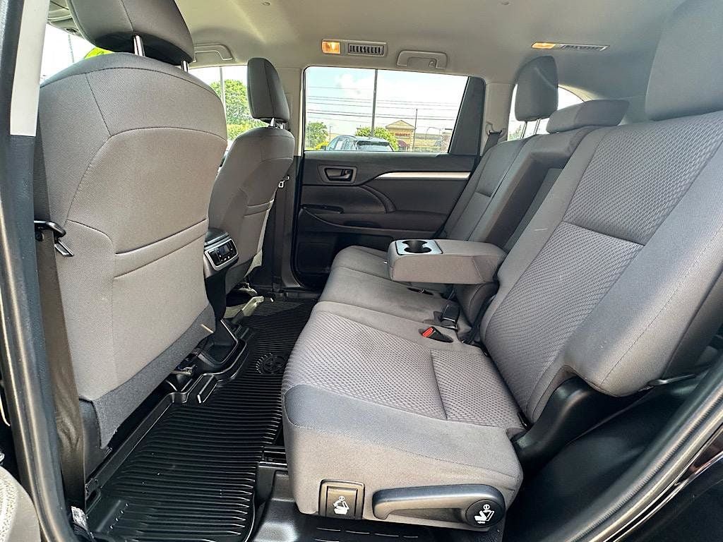 Used 2019 Toyota Highlander LE AWD/4WD image 16