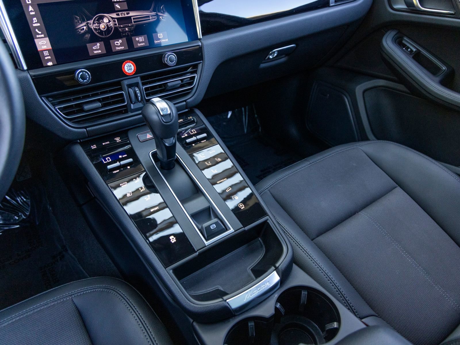 Certified 2025 Porsche Macan AWD/4WD image 40