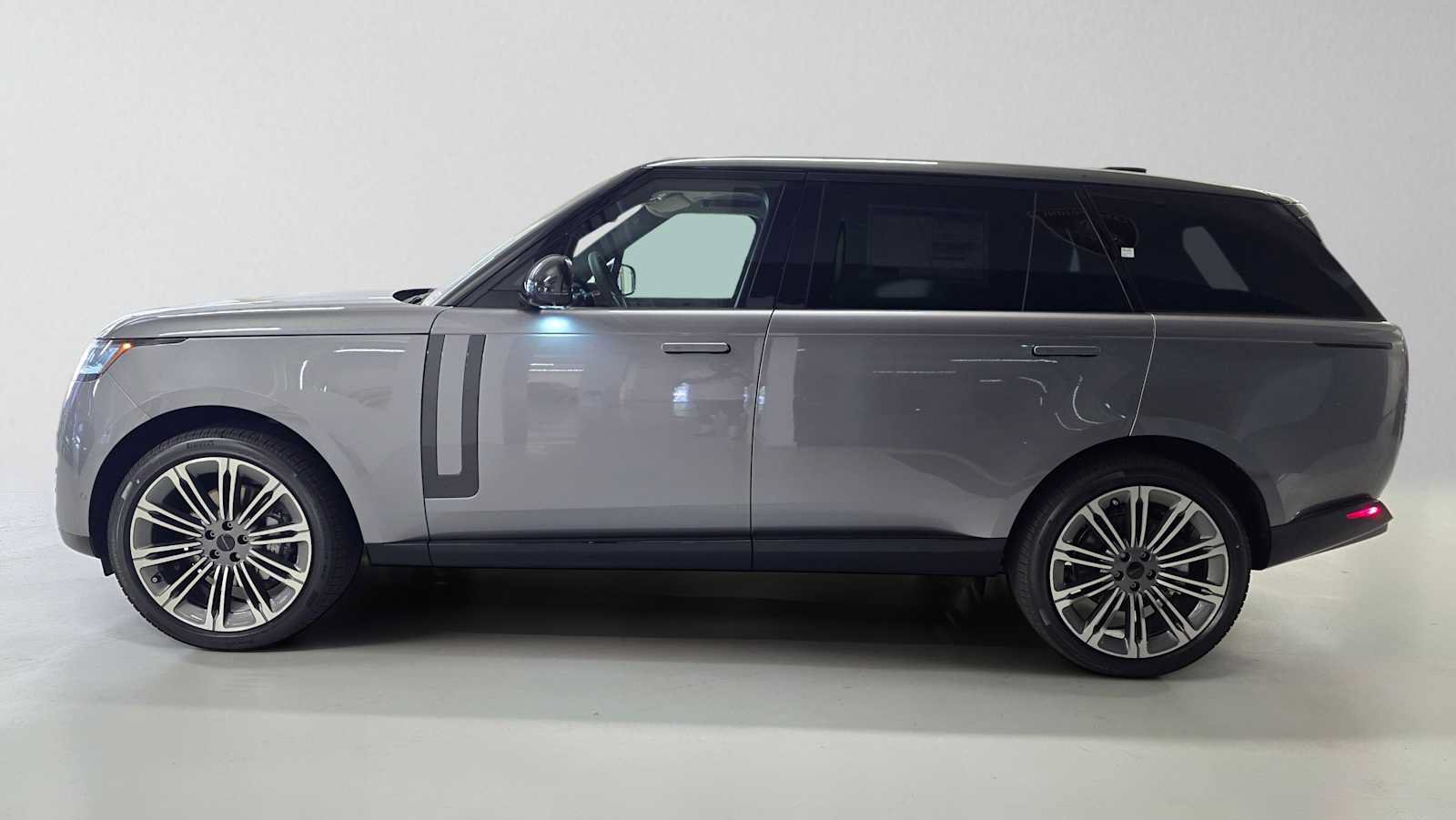 New 2026 Land Rover Range Rover Long Wheelbase SE AWD/4WD image 2