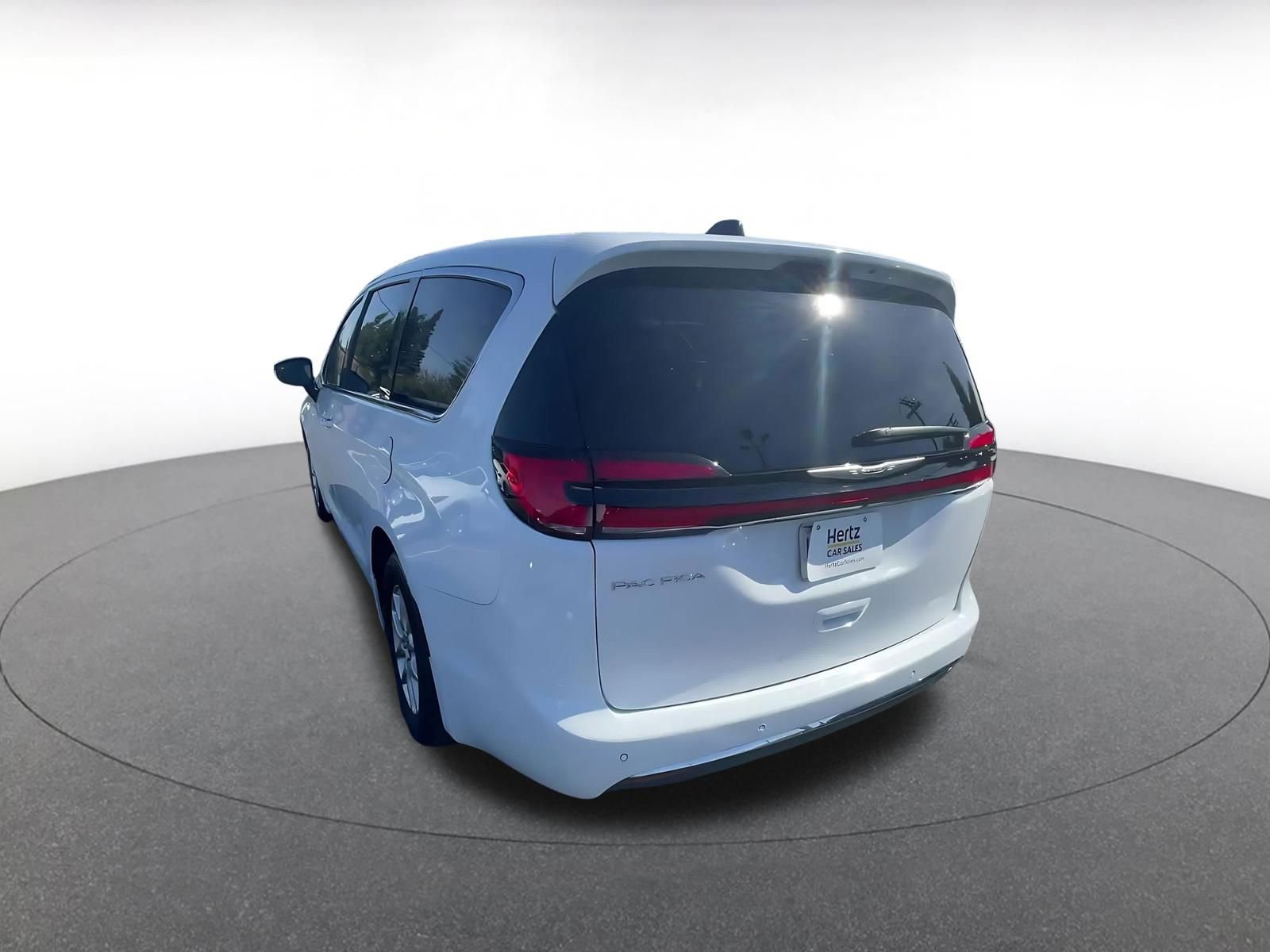 Used 2024 Chrysler Pacifica Touring-L image 11