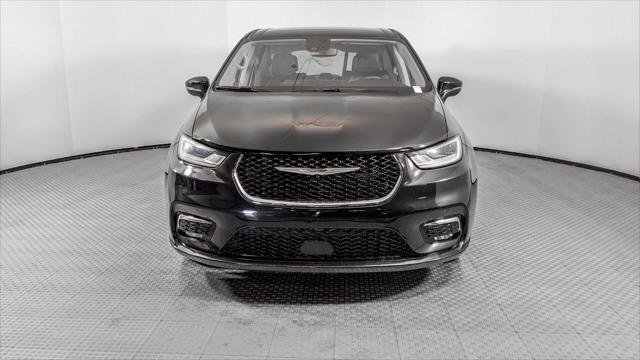Used 2023 Chrysler Pacifica Touring-L FWD image 12