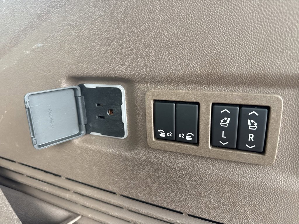 Used 2021 GMC Yukon XL Denali w/ Denali Premium Package image 12