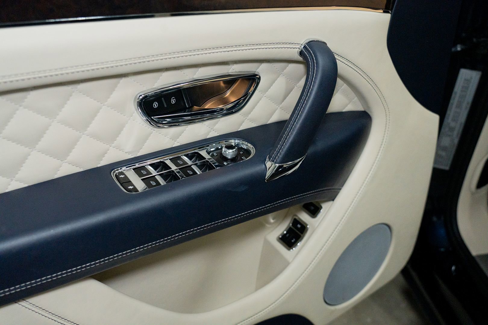Used 2020 Bentley Bentayga V8 image 19