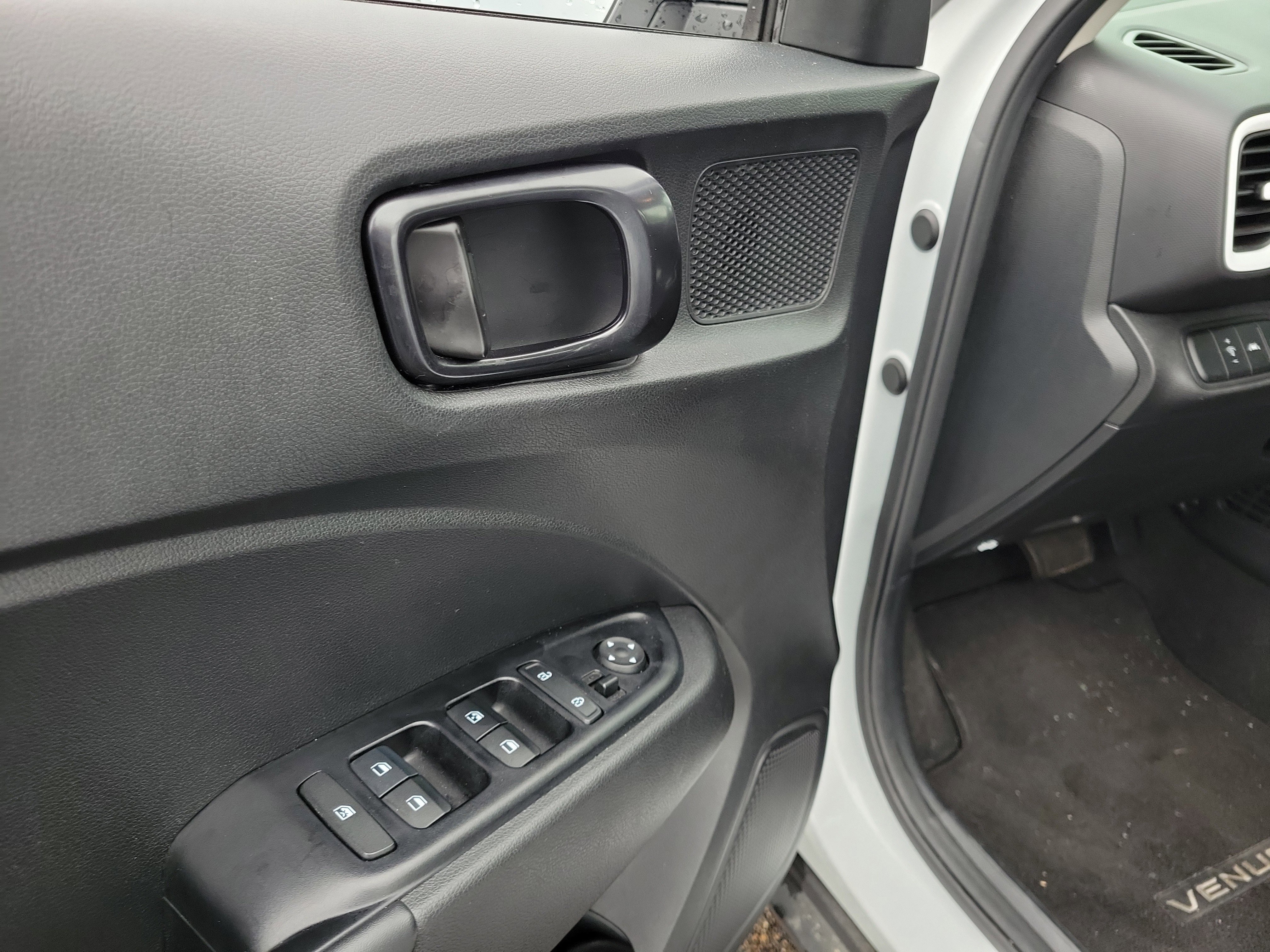 Used 2022 Hyundai Venue Limited FWD image 23