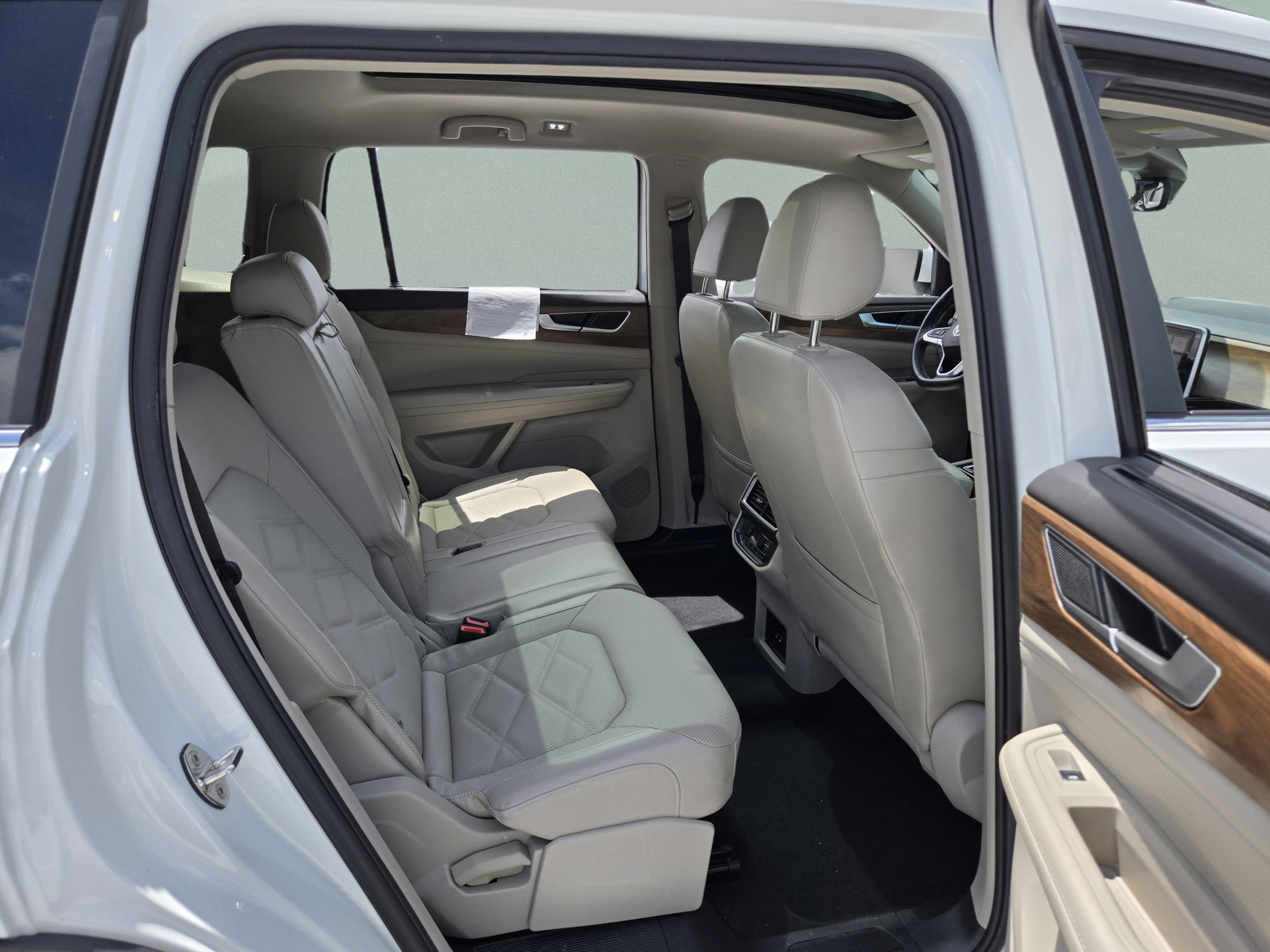 Used 2024 Volkswagen Atlas SE w/ Panoramic Sunroof Package AWD/4WD image 25
