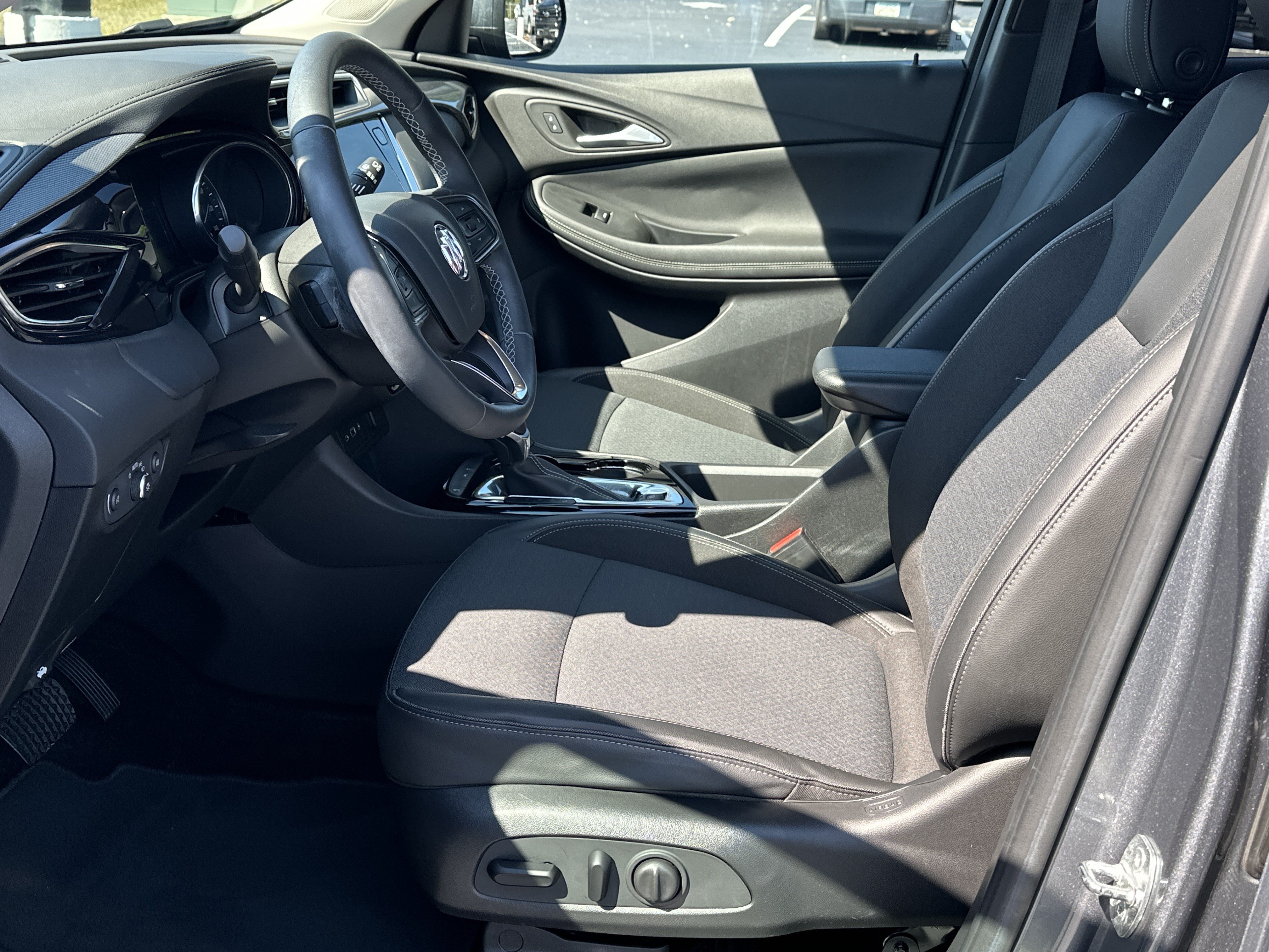 Used 2022 Buick Encore GX Select w/ Sport Touring Package FWD image 9