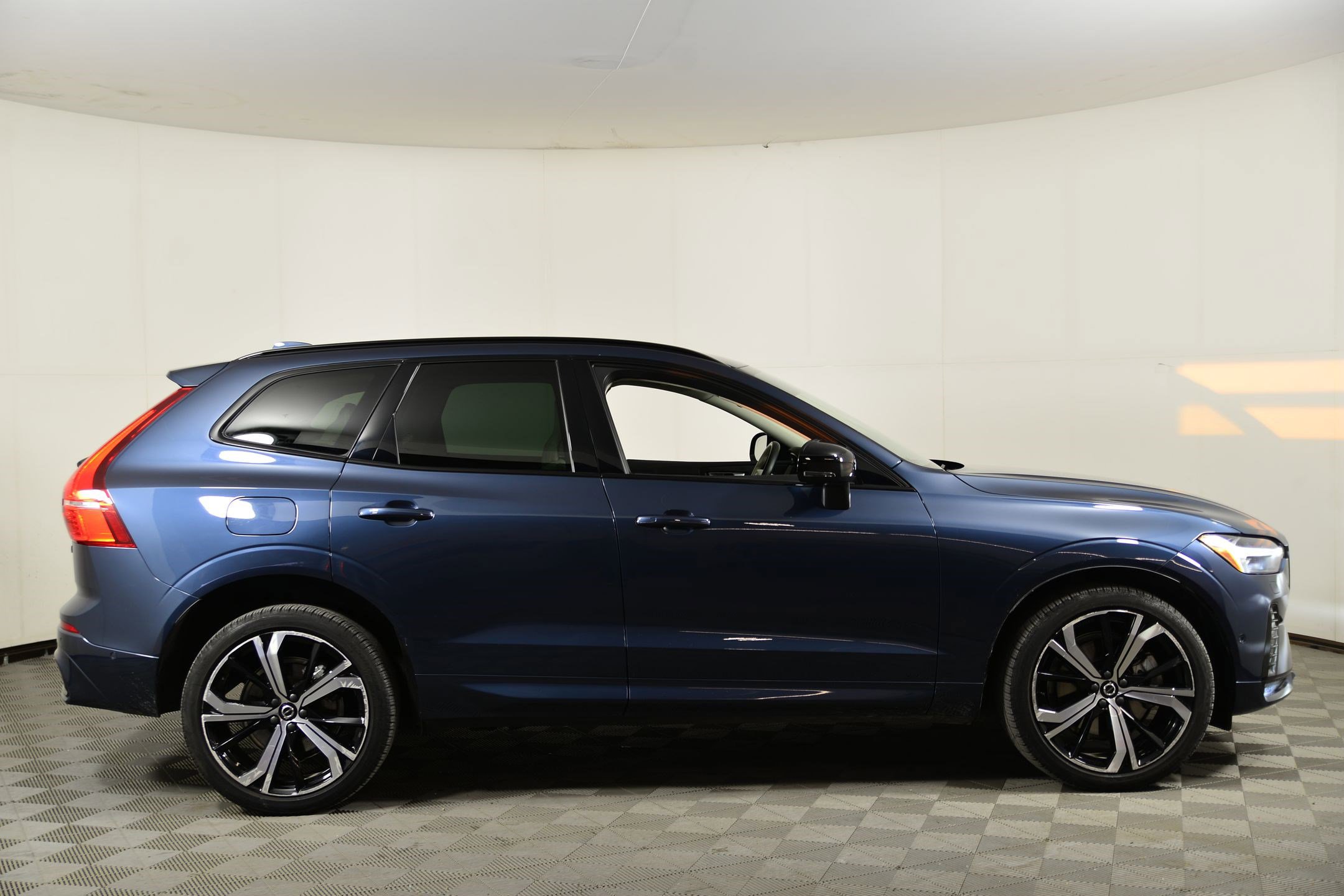 Used 2023 Volvo XC60 B5 Ultimate w/ Climate Package image 7