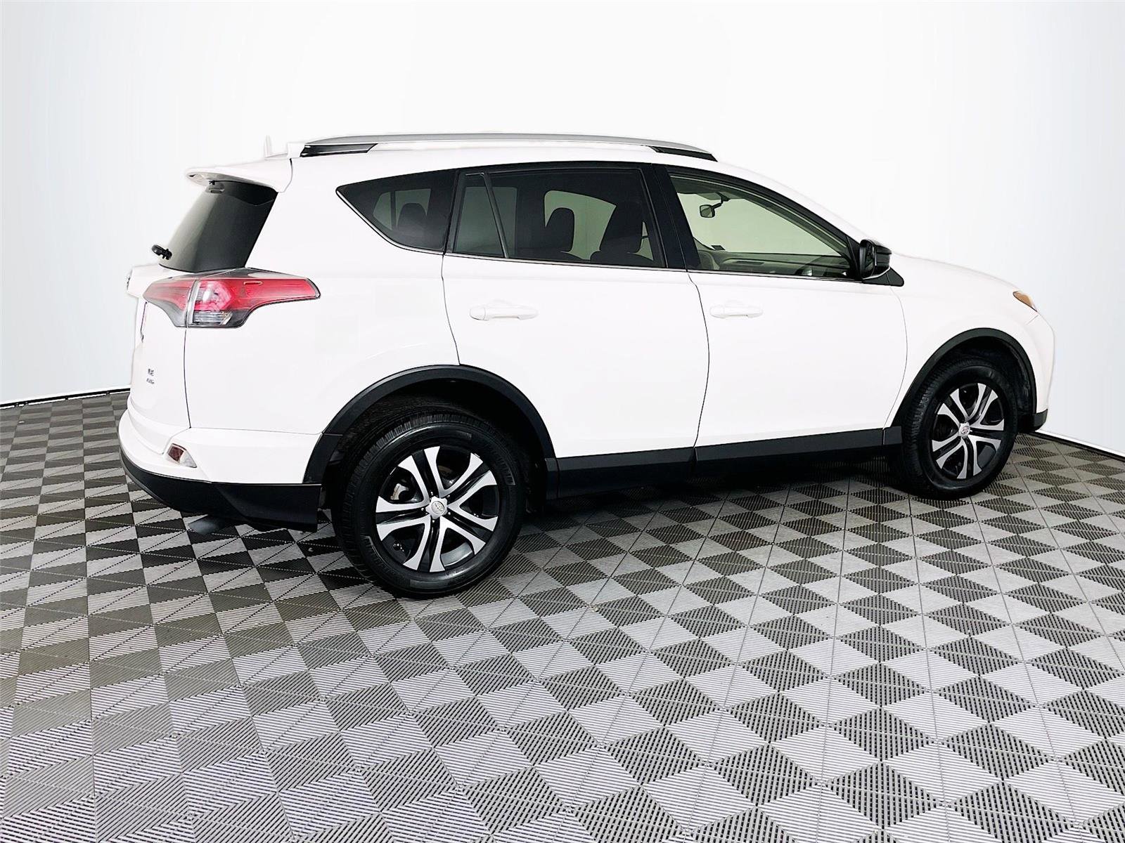 Used 2016 Toyota RAV4 LE AWD/4WD image 10