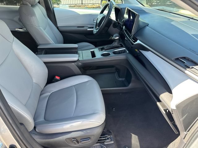Certified 2025 Toyota Sienna XLE FWD image 17