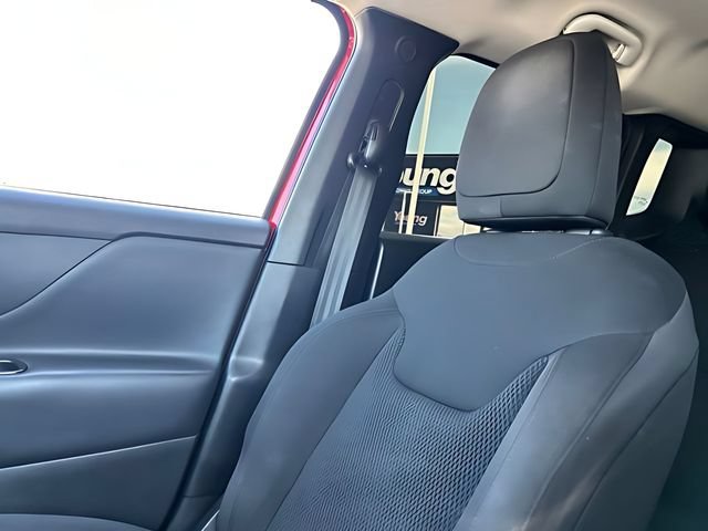 Used 2018 Jeep Renegade Altitude w/ Advanced Technology Group AWD/4WD image 30