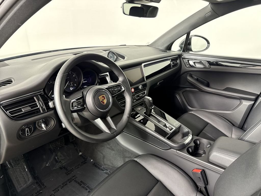 Certified 2025 Porsche Macan image 4