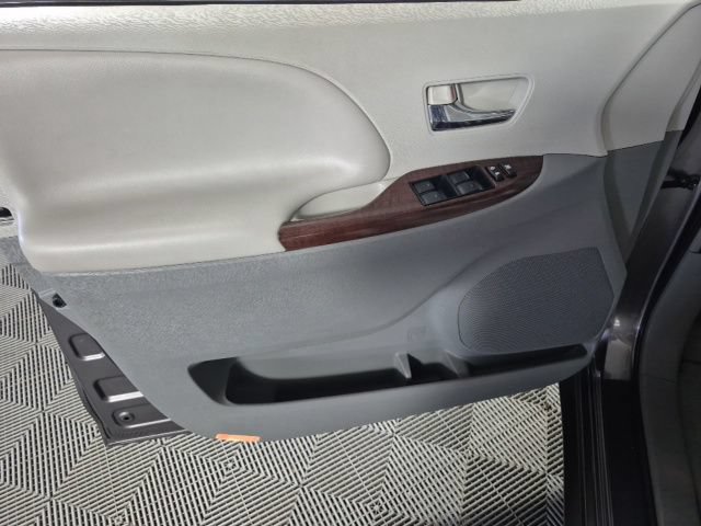Used 2013 Toyota Sienna XLE FWD image 6