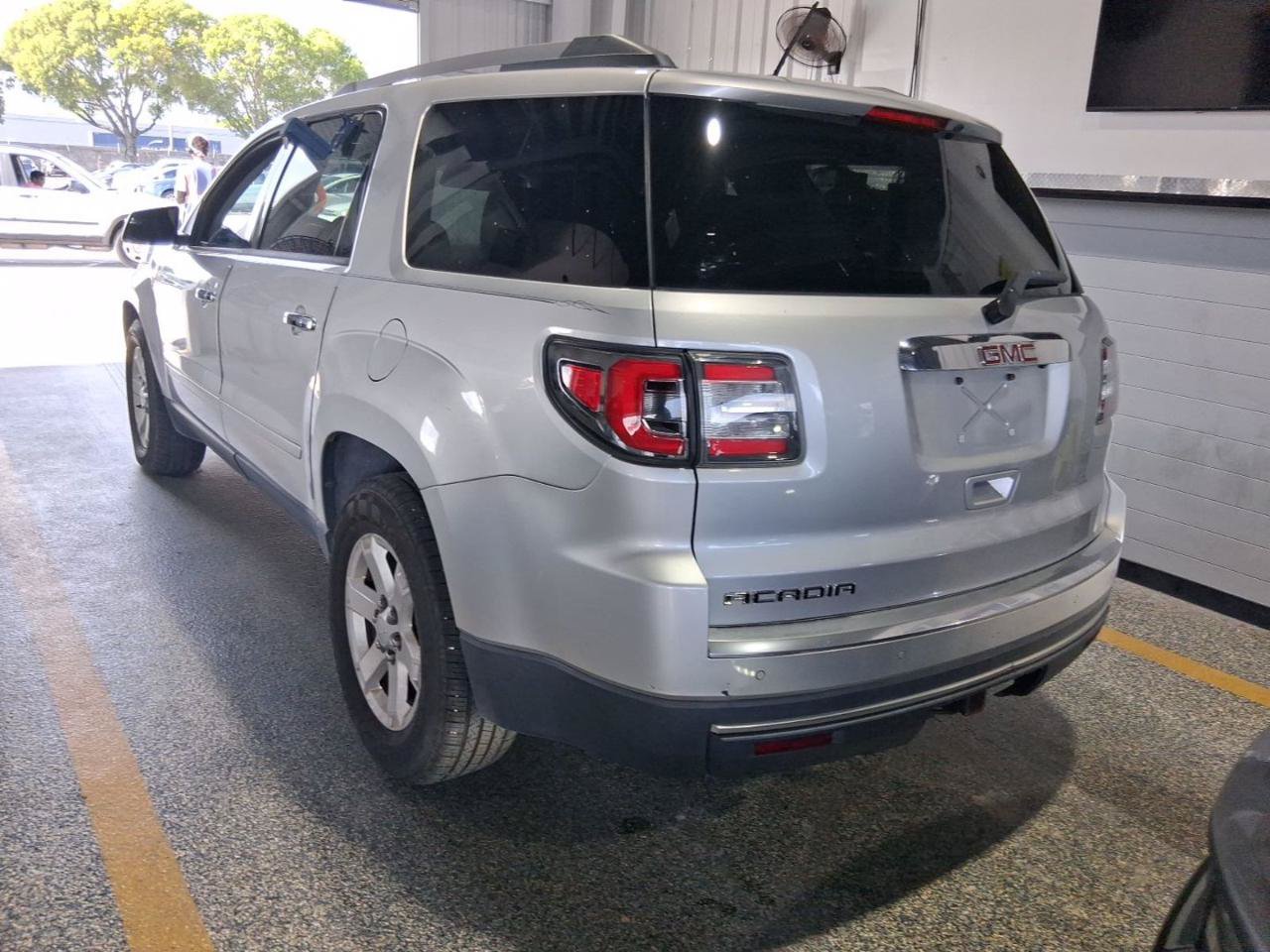 Used 2014 GMC Acadia SLE FWD image 4