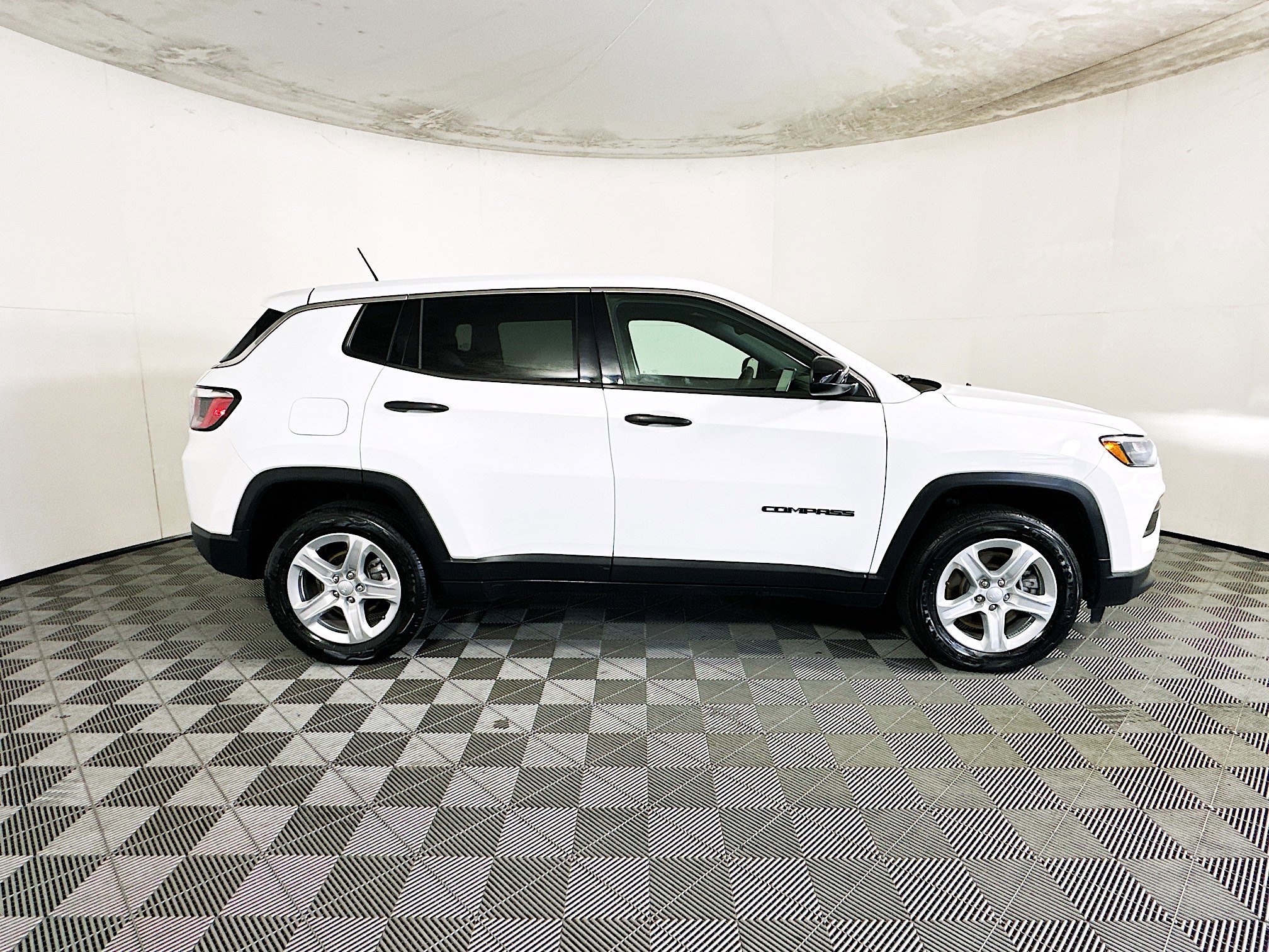 Used 2023 Jeep Compass Sport AWD/4WD image 2