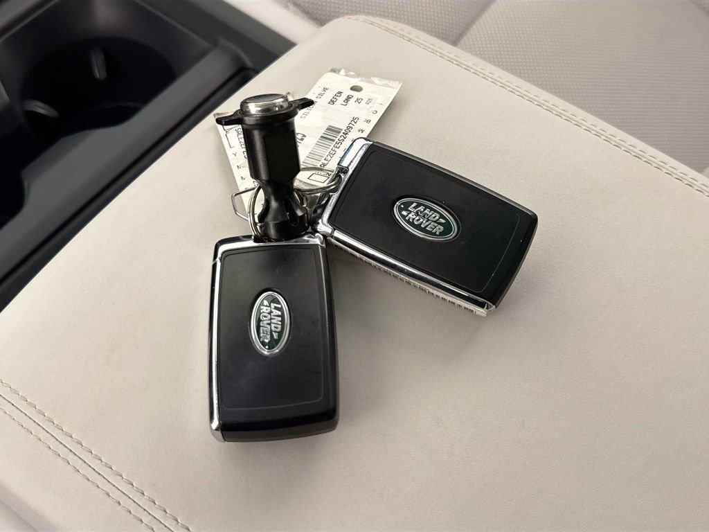 Used 2025 Land Rover Defender 110 X-Dynamic SE AWD/4WD image 17