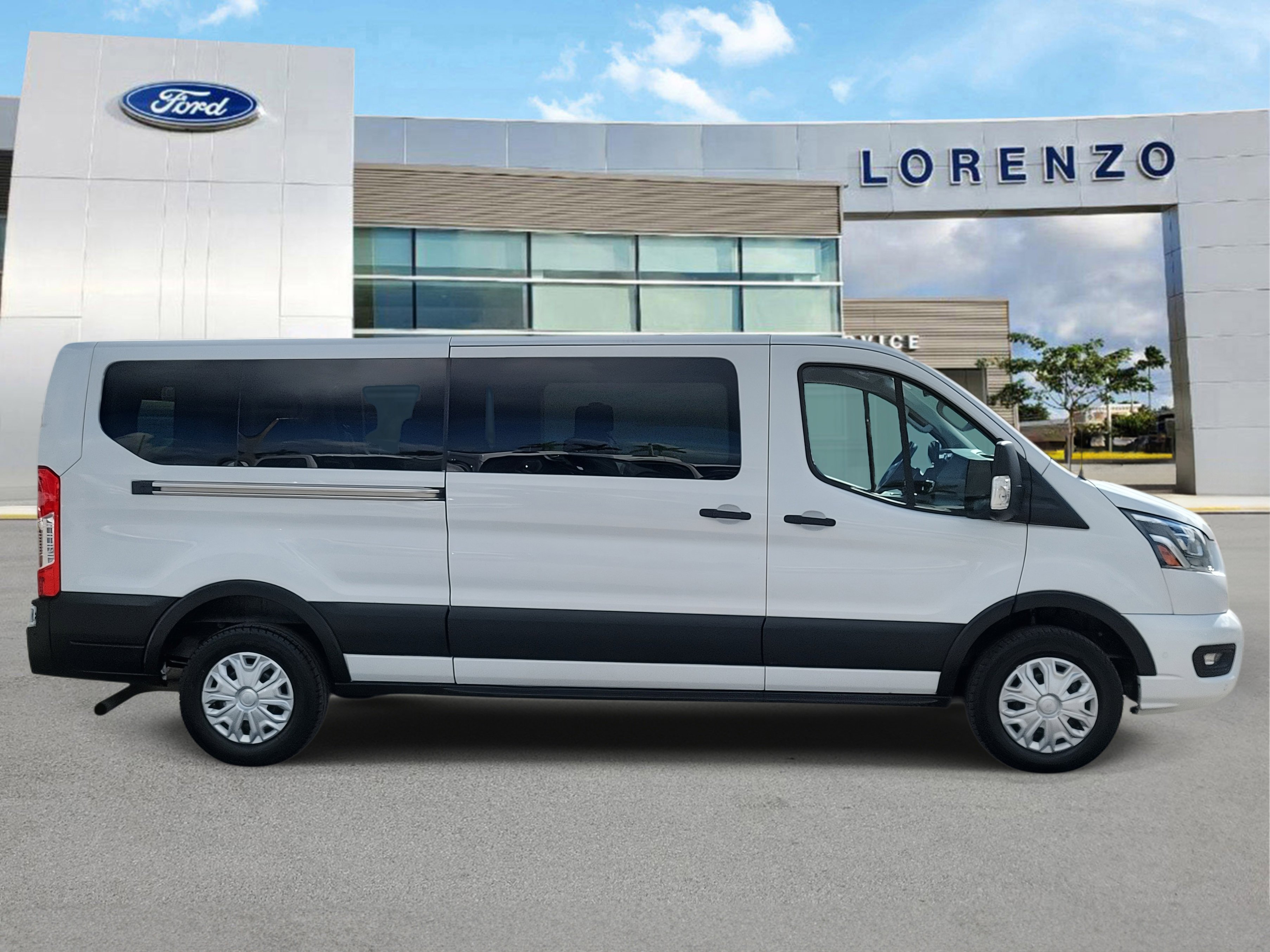 Used 2023 Ford Transit 350 XLT image 4