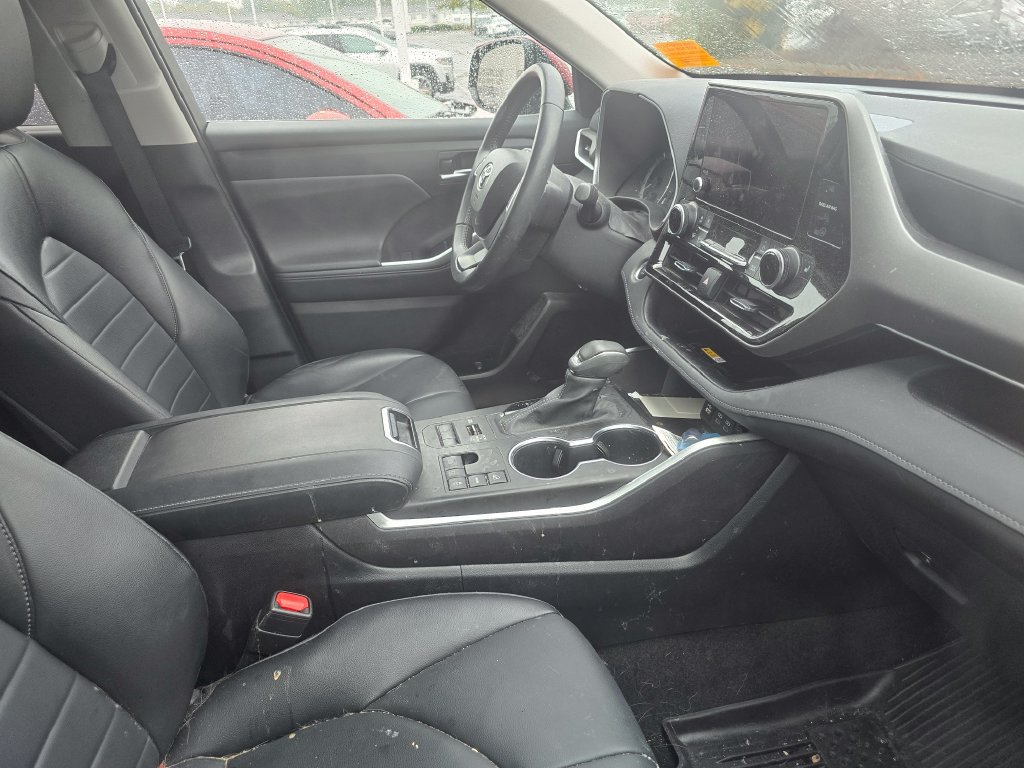 Used 2024 Toyota Highlander XLE AWD/4WD image 14