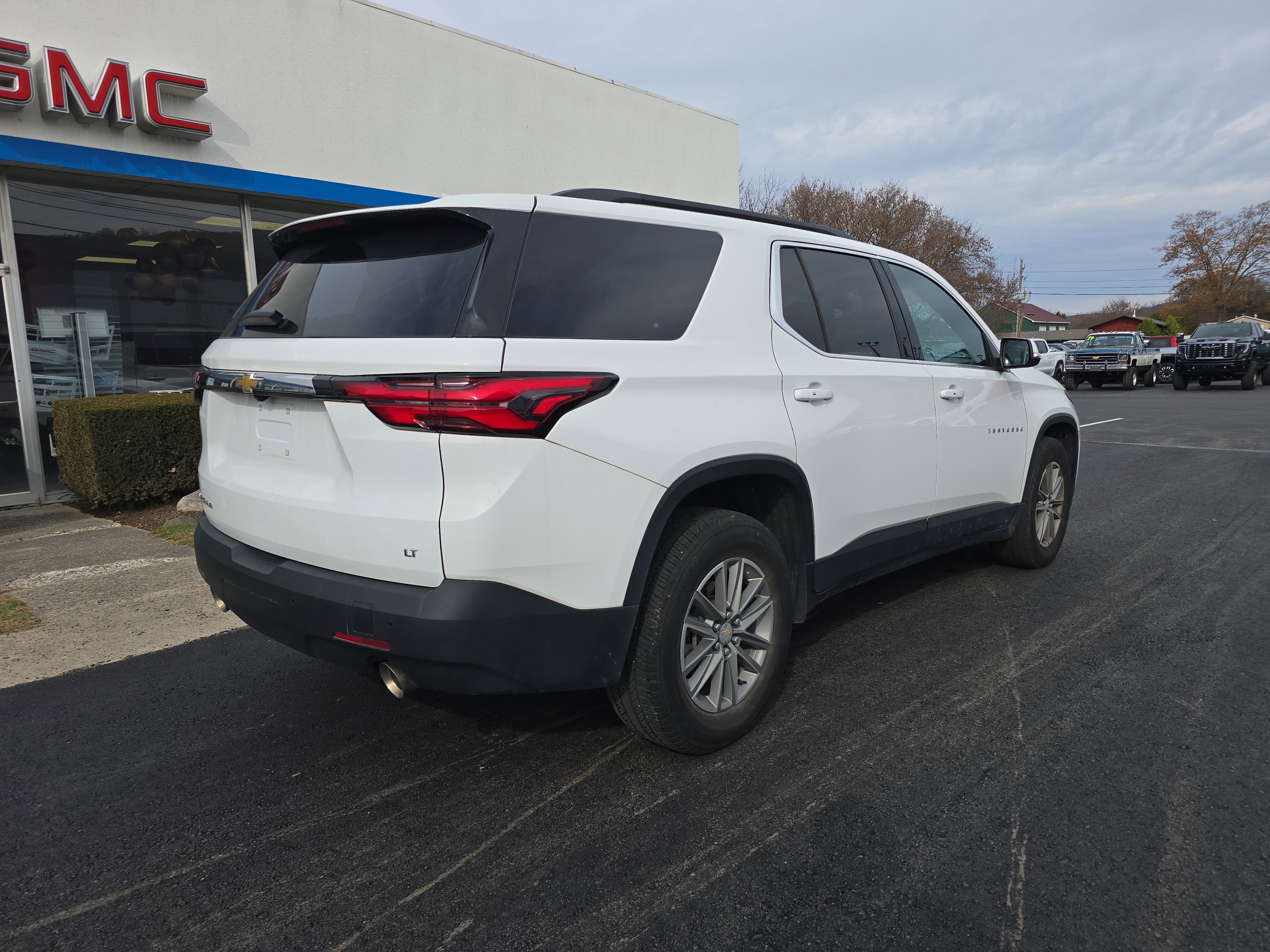 Used 2023 Chevrolet Traverse LT image 3