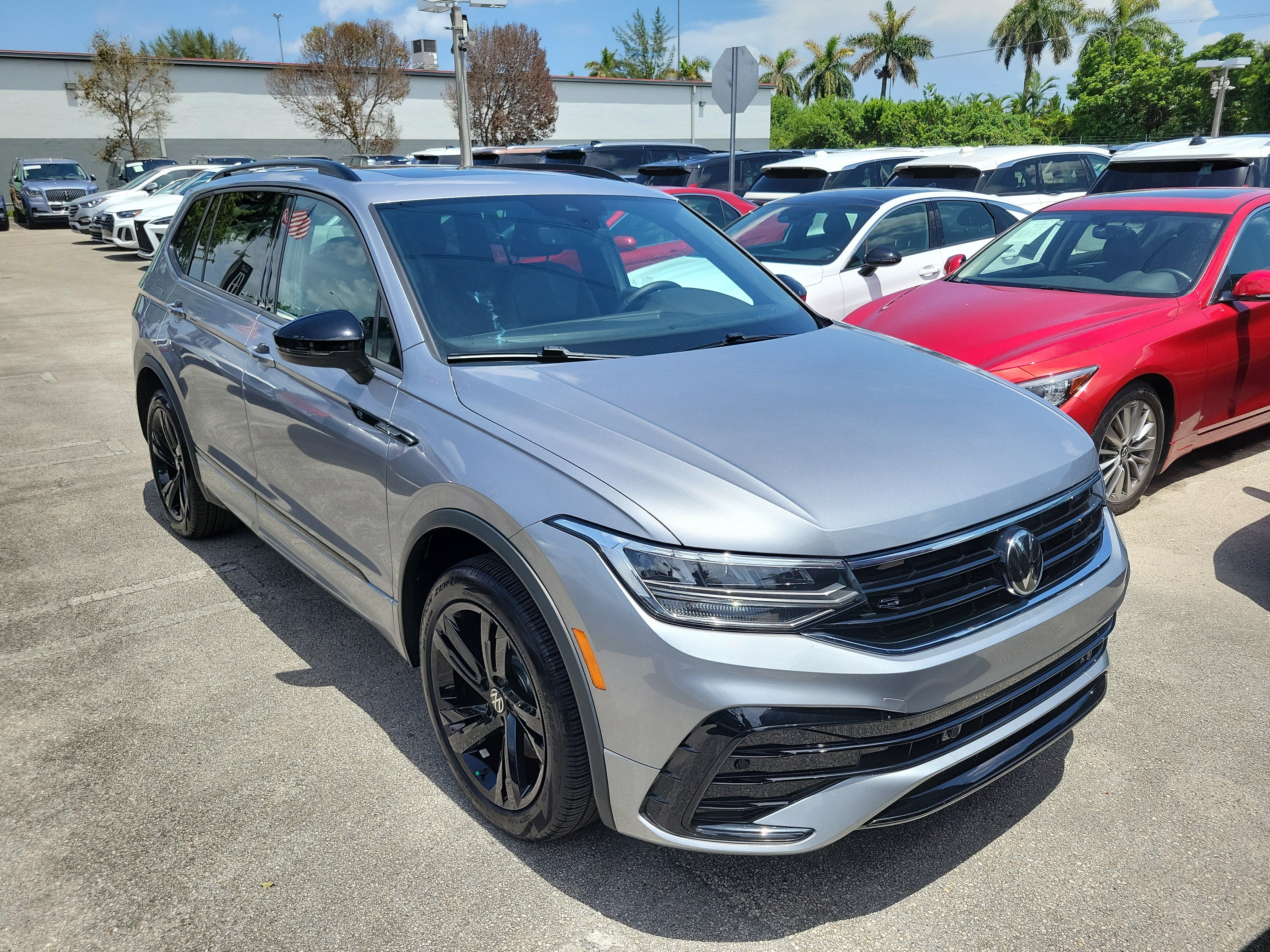 Used 2024 Volkswagen Tiguan SE R-Line AWD/4WD image 18
