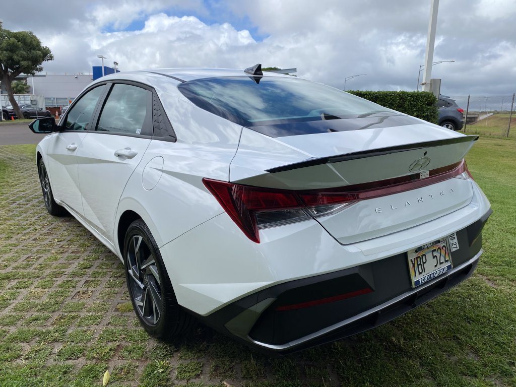 Used 2025 Hyundai Elantra Sport FWD image 5
