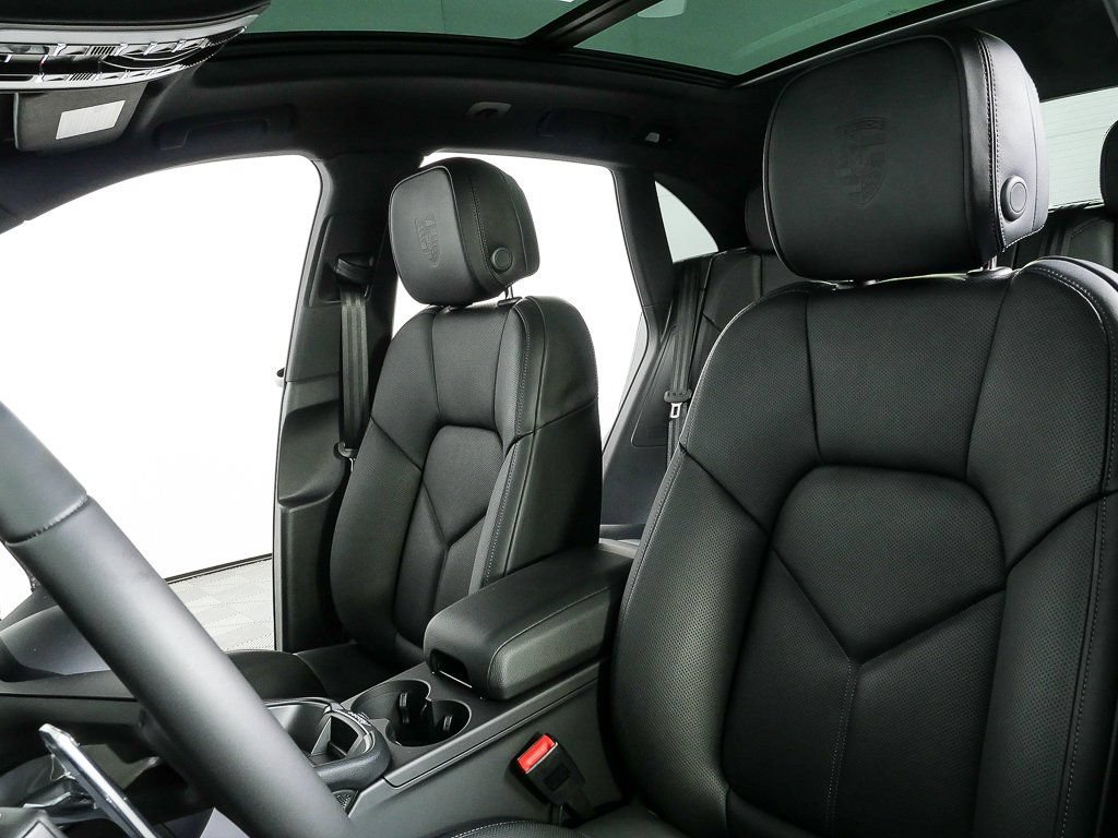 Certified 2026 Porsche Macan AWD/4WD image 5