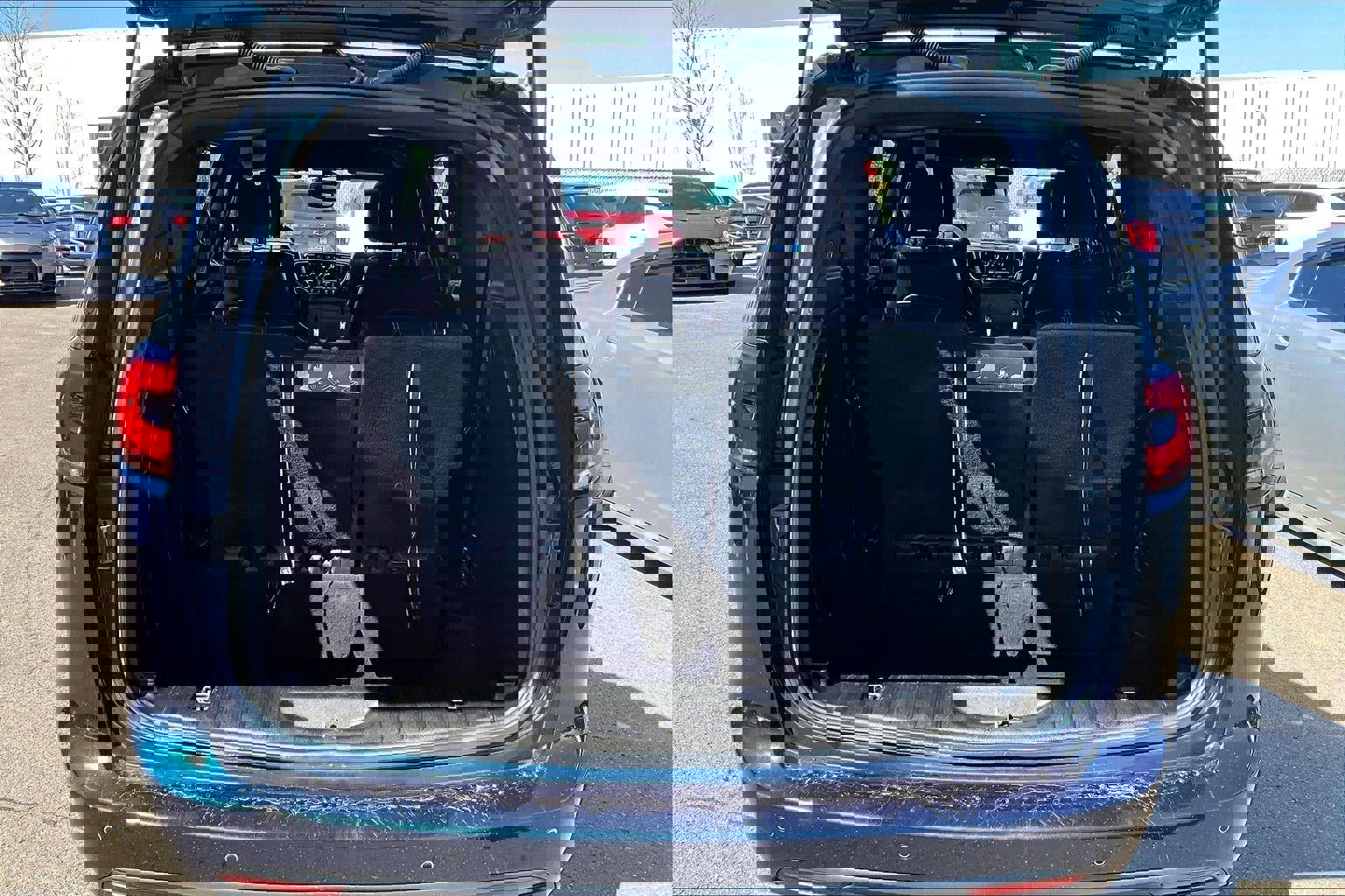 Used 2021 Chrysler Pacifica Touring-L w/ Uconnect Theater Family Group image 3