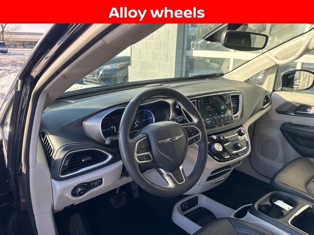 Used 2024 Chrysler Pacifica Select image 10