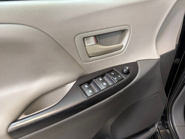 Used 2020 Toyota Sienna L image 17