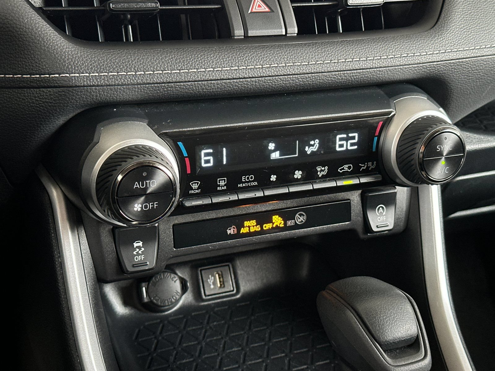 Used 2025 Toyota RAV4 XLE FWD image 18