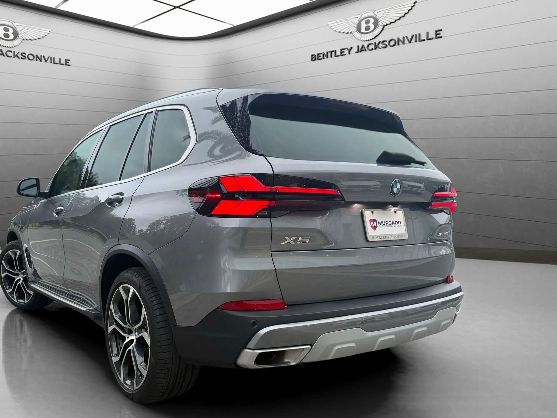 Used 2024 BMW X5 xDrive40i w/ M Sport Package image 3