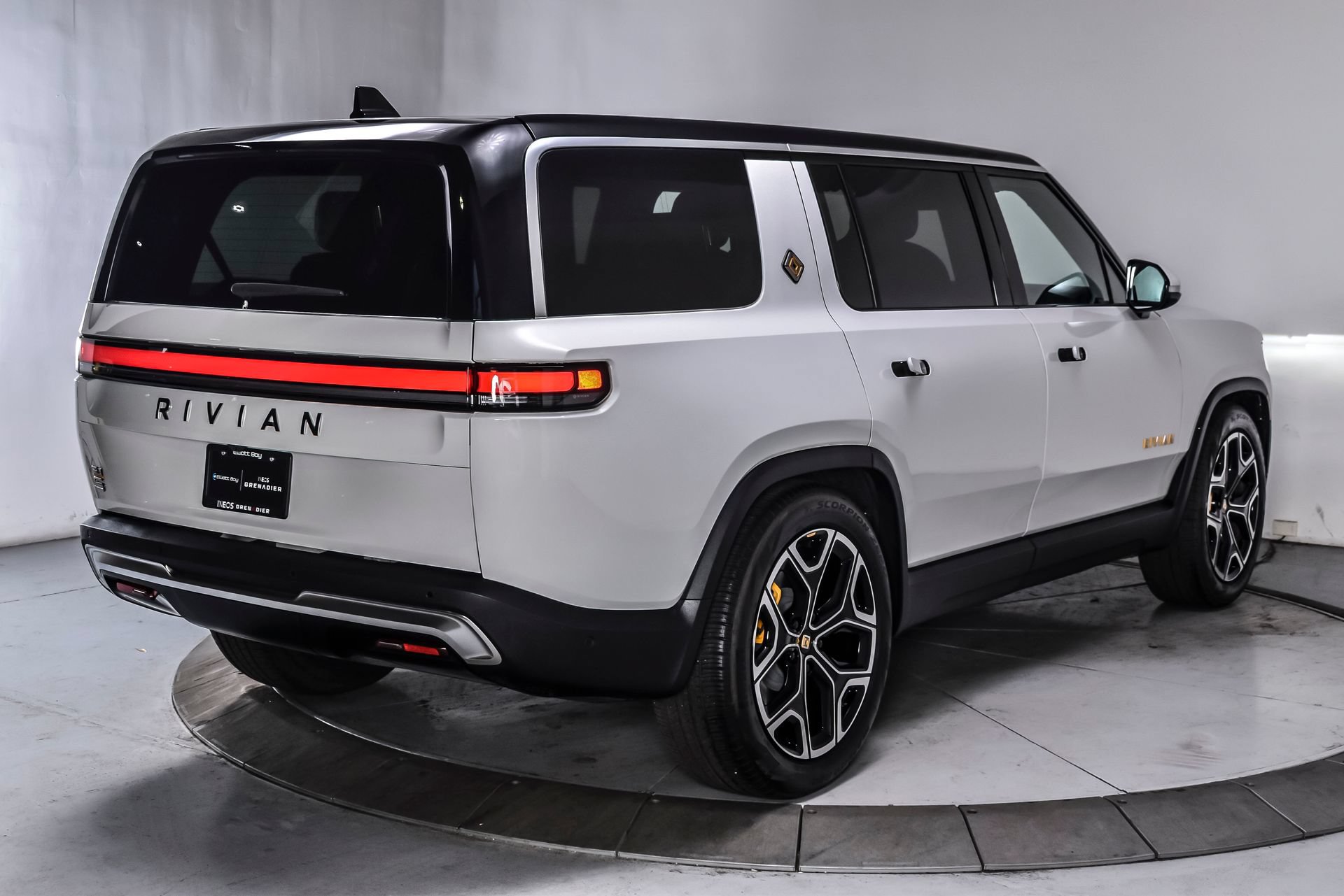Used 2024 Rivian R1S Adventure AWD/4WD image 3
