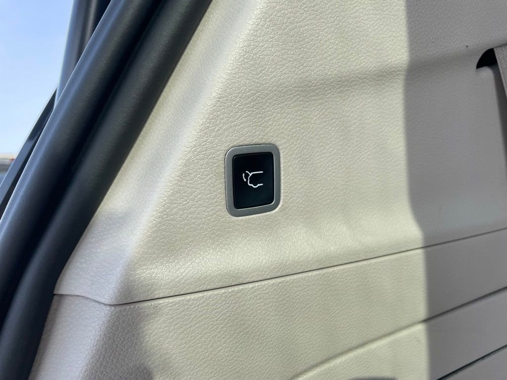 Used 2024 Chrysler Pacifica Select image 36