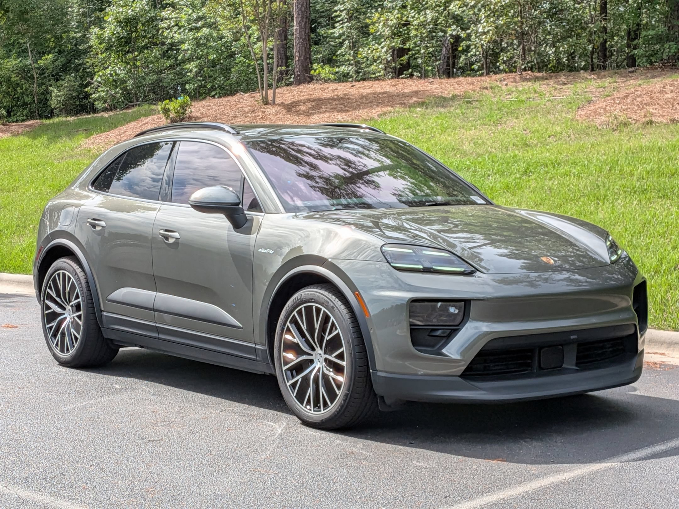 Certified 2025 Porsche Macan Electric RWD image 34