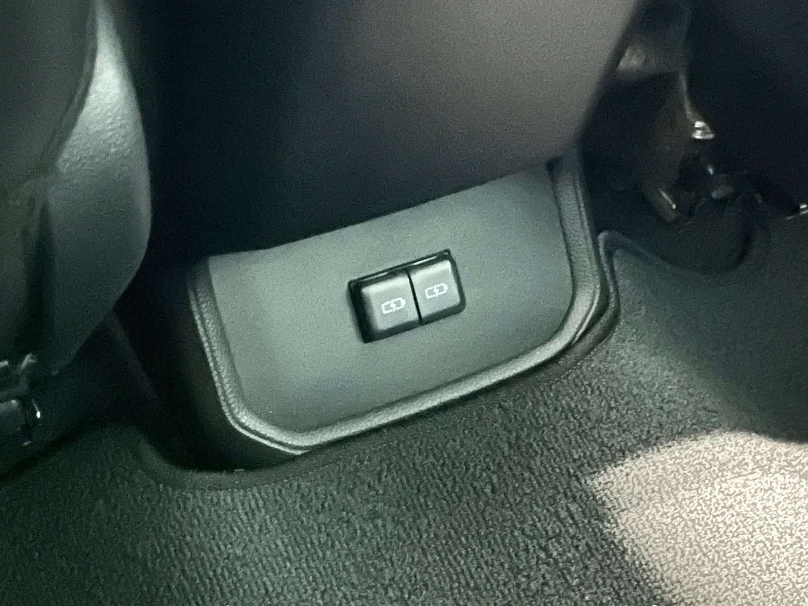 Used 2025 Toyota Highlander XLE FWD image 39
