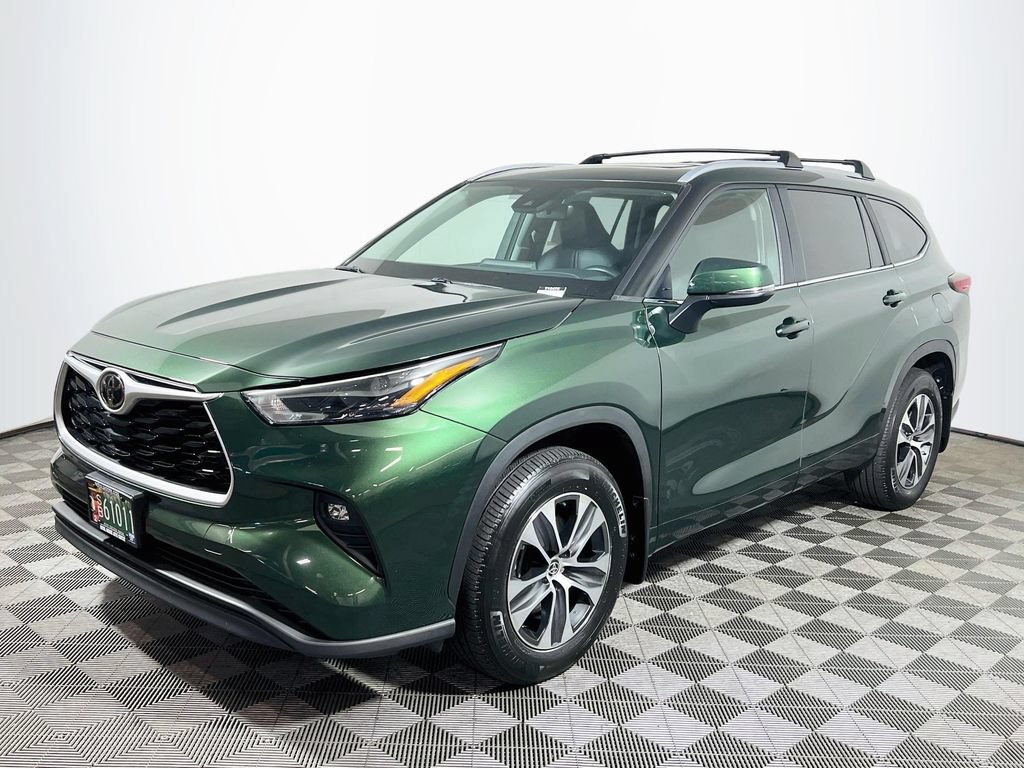 Used 2023 Toyota Highlander XLE AWD/4WD image 3
