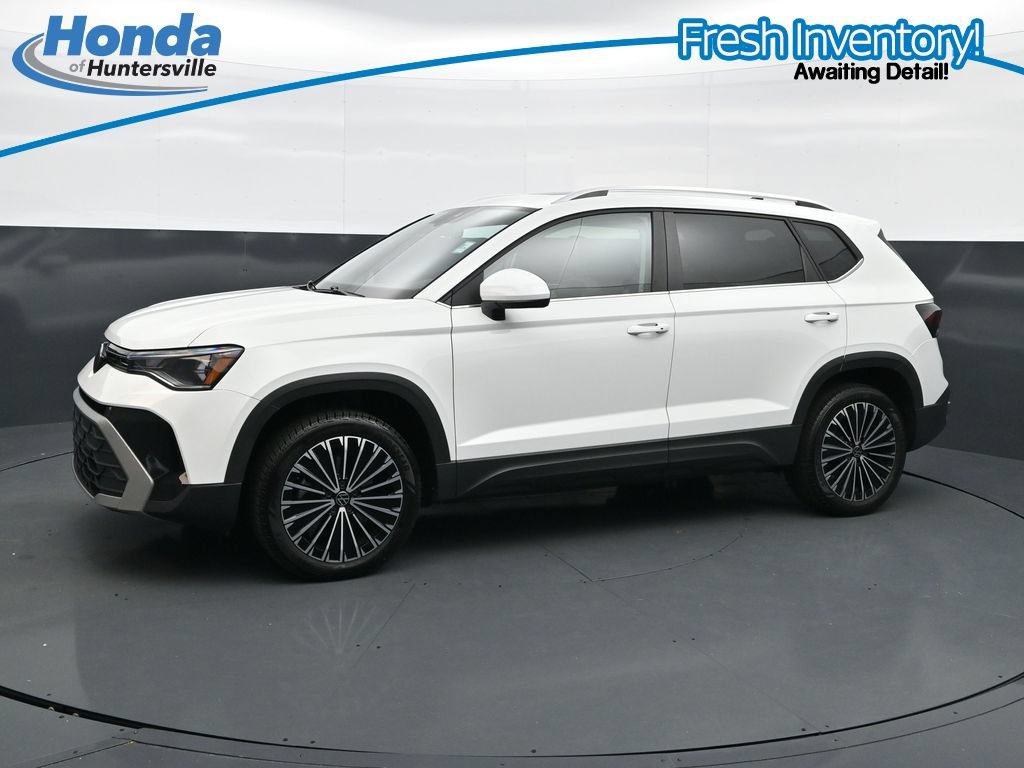 Used 2025 Volkswagen Taos SE w/ Panoramic Sunroof Package FWD image 6