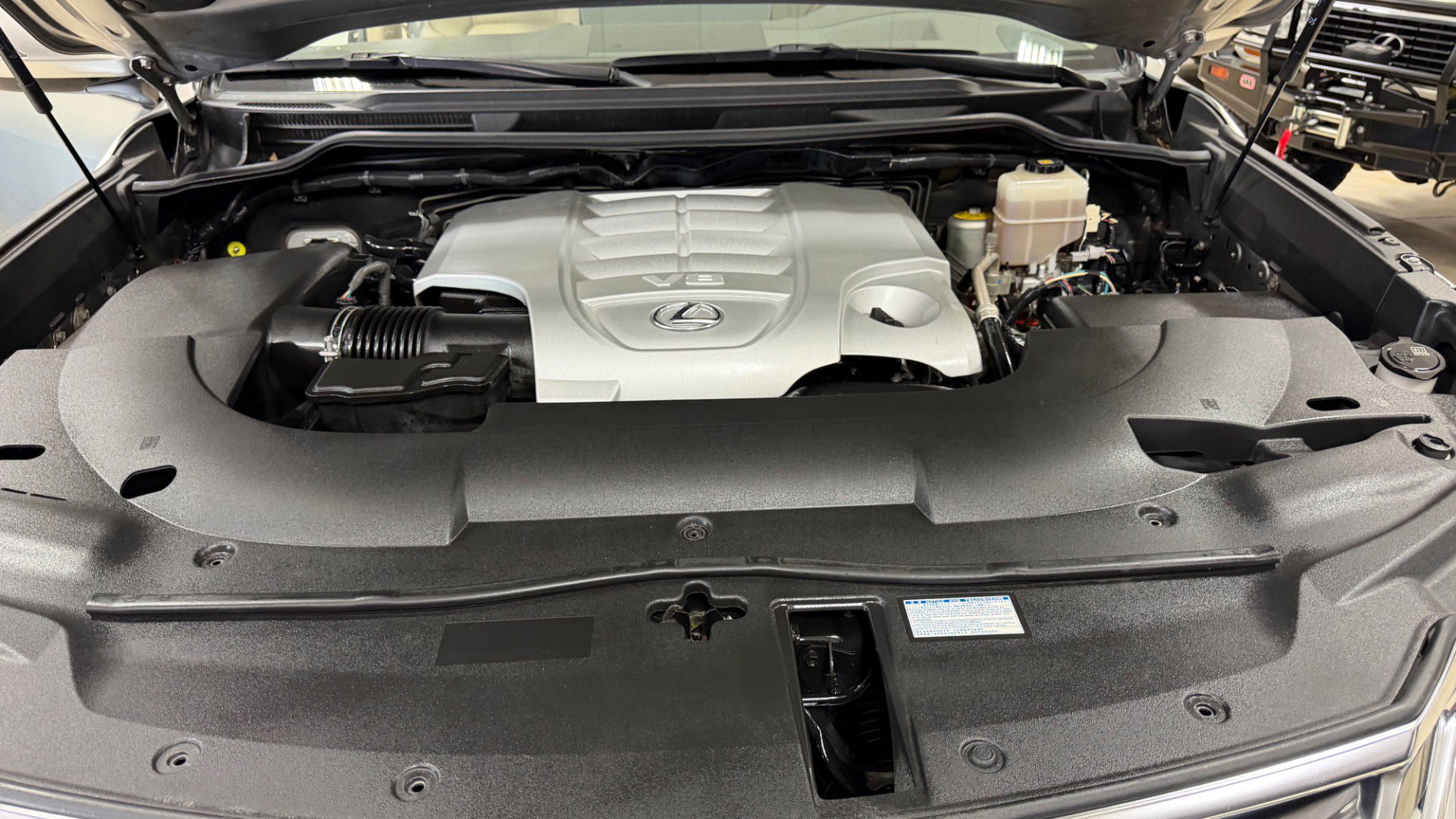 Used 2018 Lexus LX 570 4WD w/ Luxury Package image 28