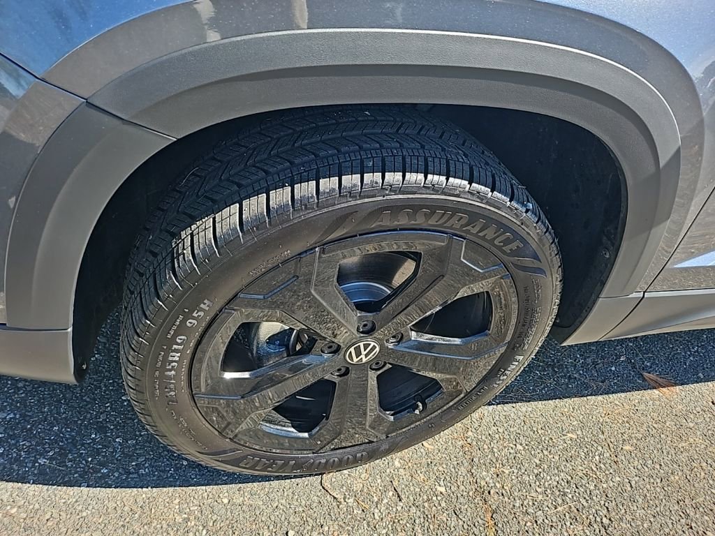 Certified 2025 Volkswagen Taos SEL image 20