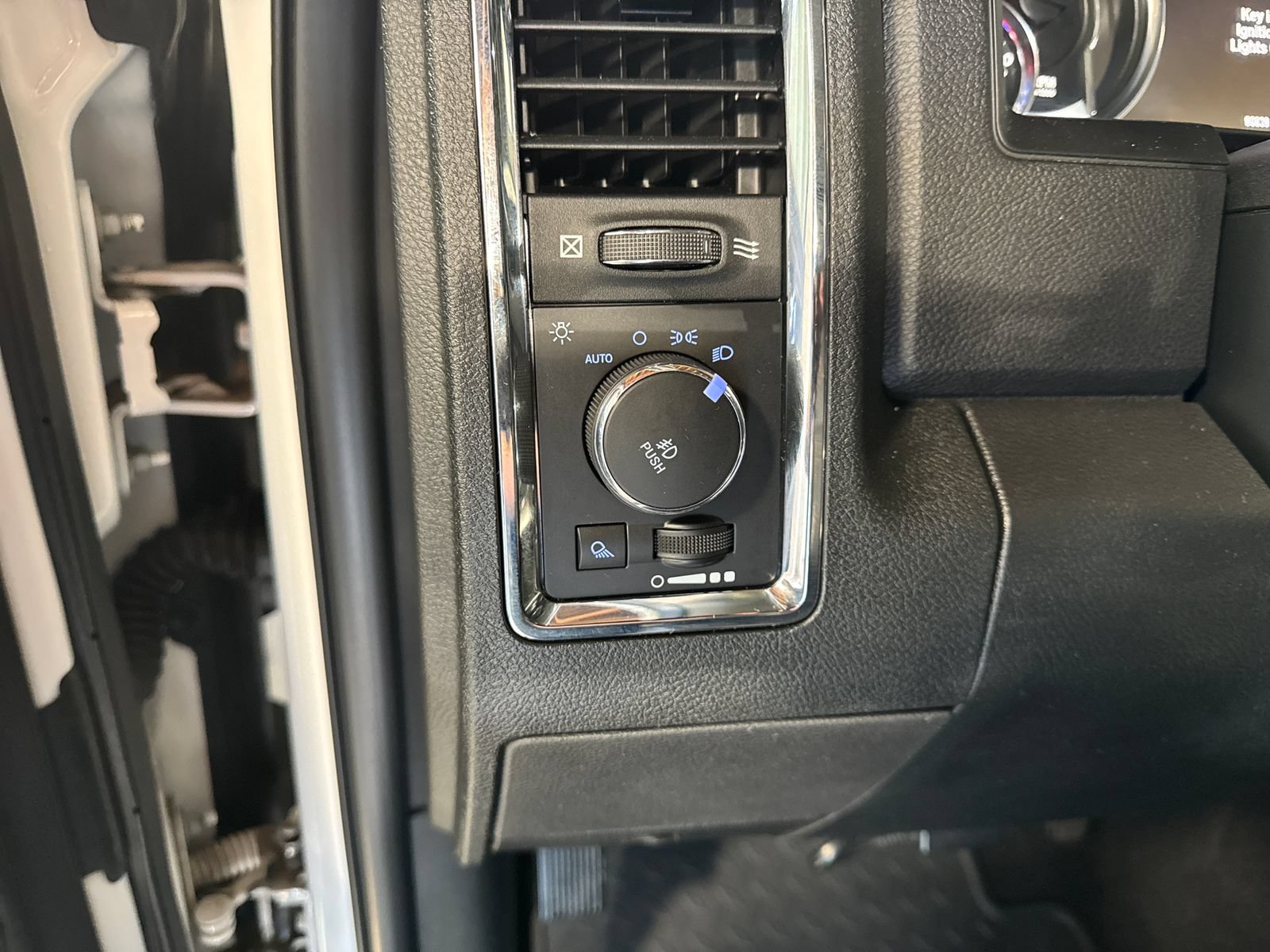 Used 2017 RAM 2500 Laramie w/ Convenience Group AWD/4WD image 18