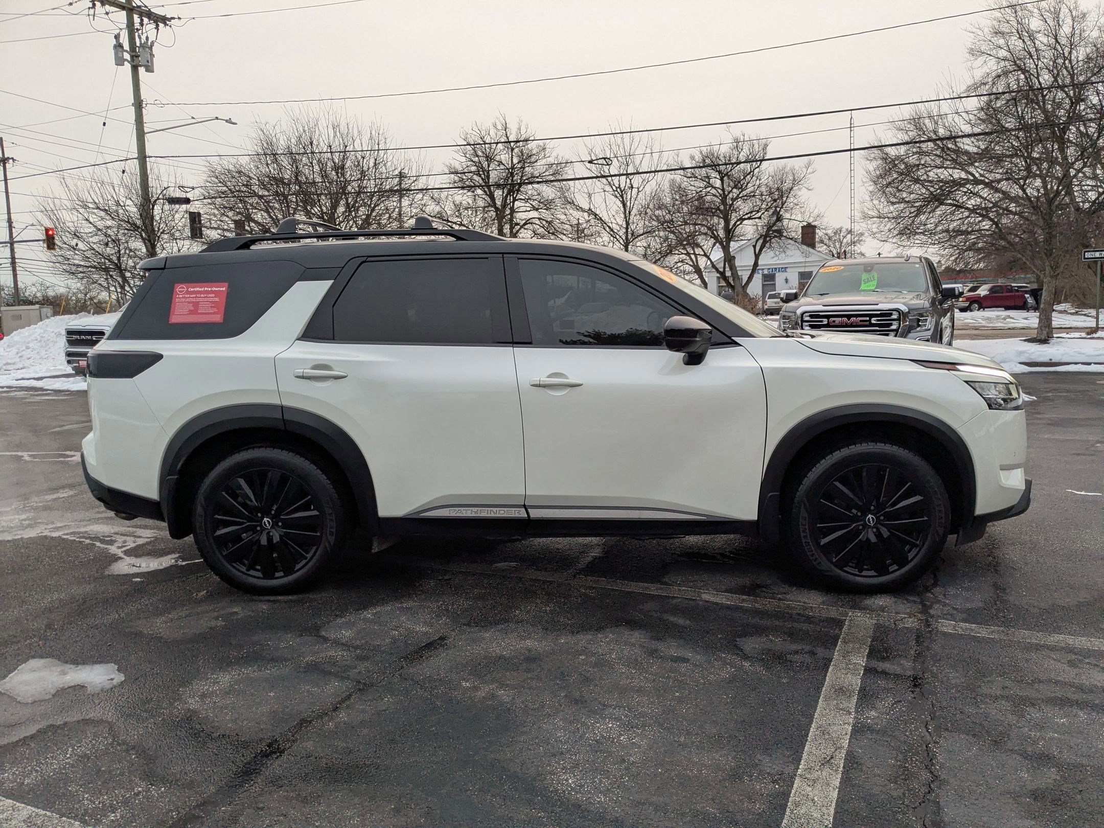 Used 2022 Nissan Pathfinder Platinum w/ Cargo Package image 4