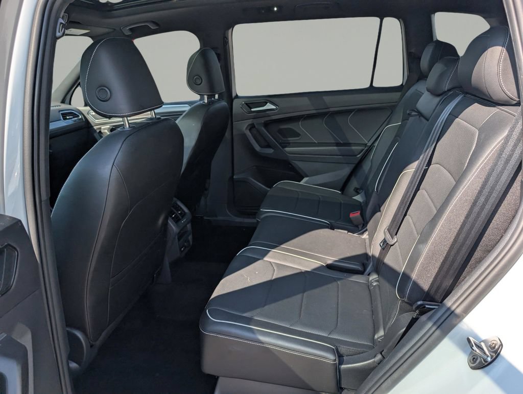 Used 2022 Volkswagen Tiguan SEL R-Line AWD/4WD image 9