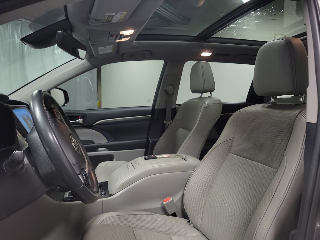 Used 2019 Toyota Highlander Limited Platinum AWD/4WD image 15