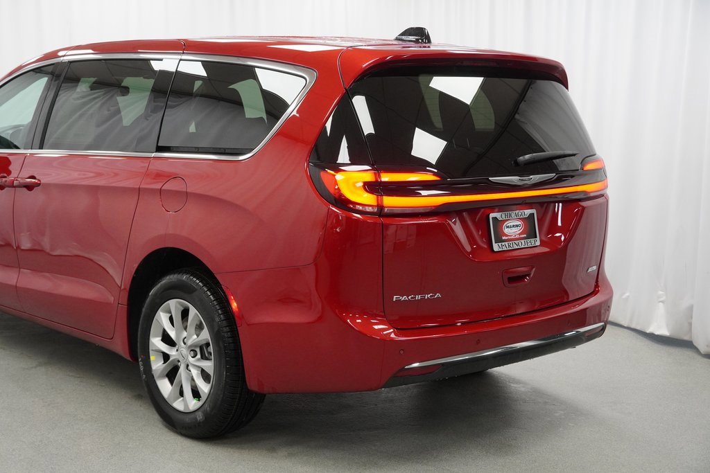 Certified 2025 Chrysler Pacifica Select image 13
