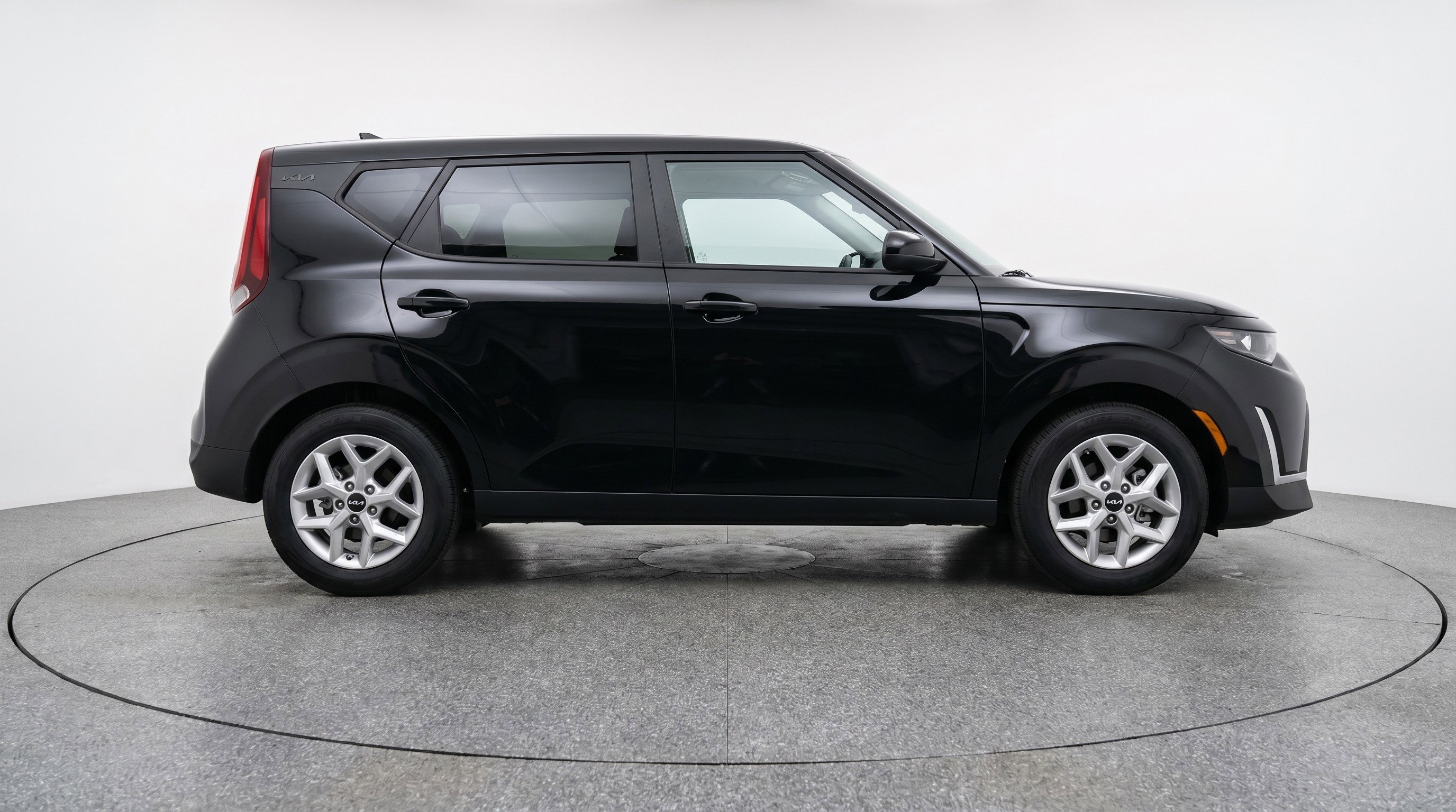 Used 2025 Kia Soul LX w/ LX Technology Package FWD image 11