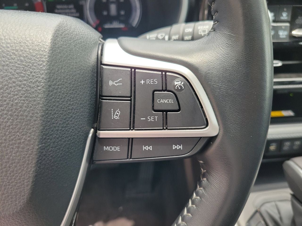 Used 2025 Toyota Highlander XSE AWD/4WD image 22