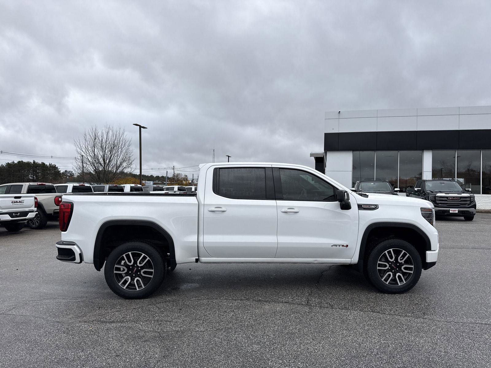 Used 2024 GMC Sierra 1500 AT4 w/ Technology Package image 4