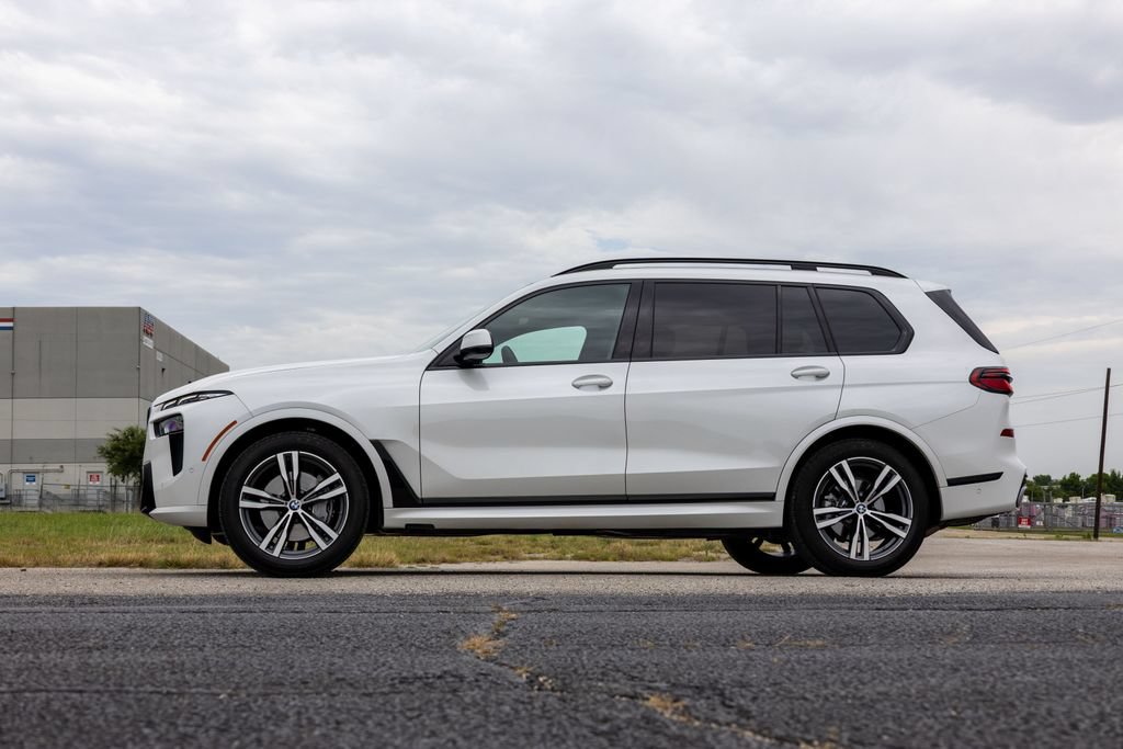 Used 2026 BMW X7 xDrive40i w/ M Sport Package AWD/4WD image 4